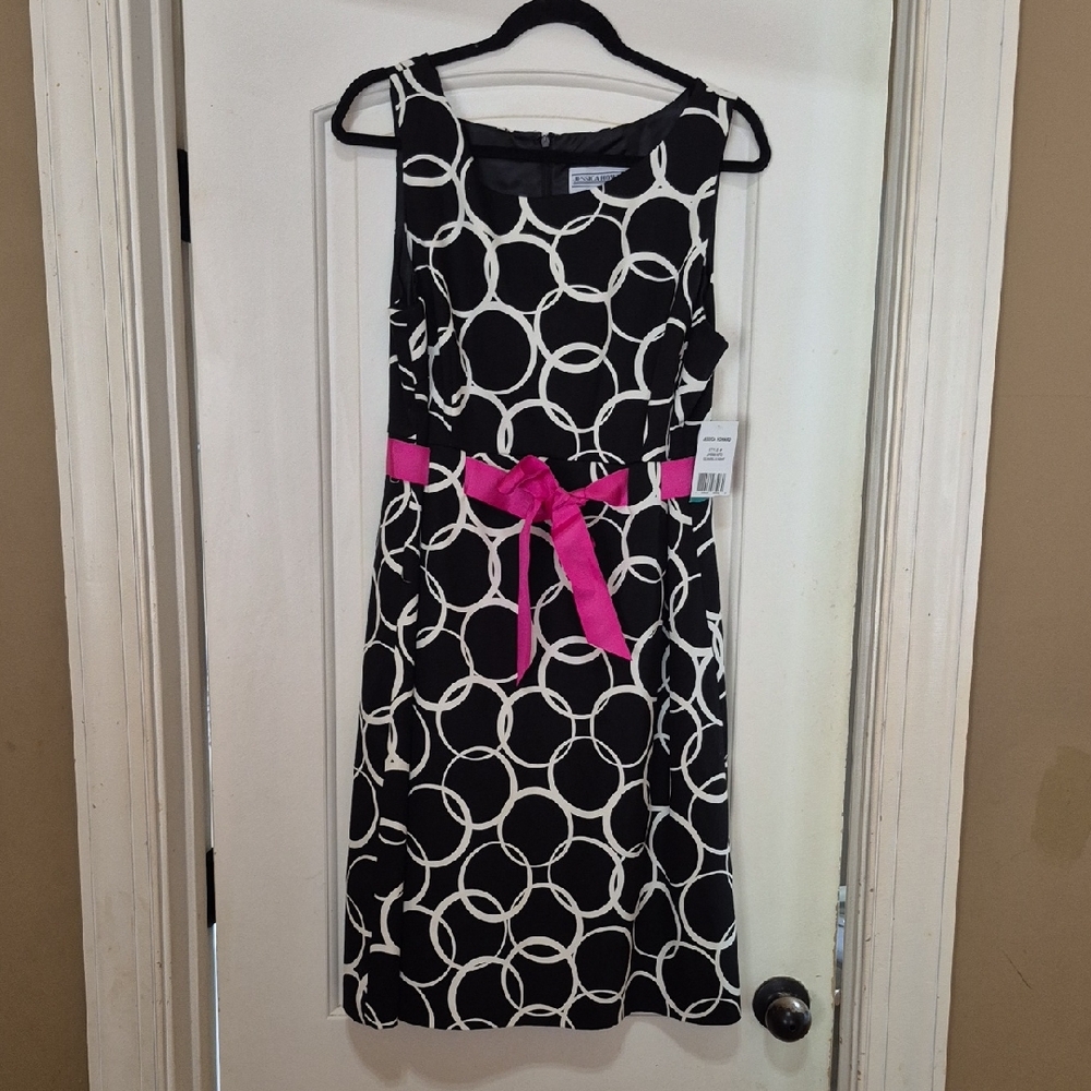 Jessica Howard Black and White Circle Midi Dress with Pink Accent